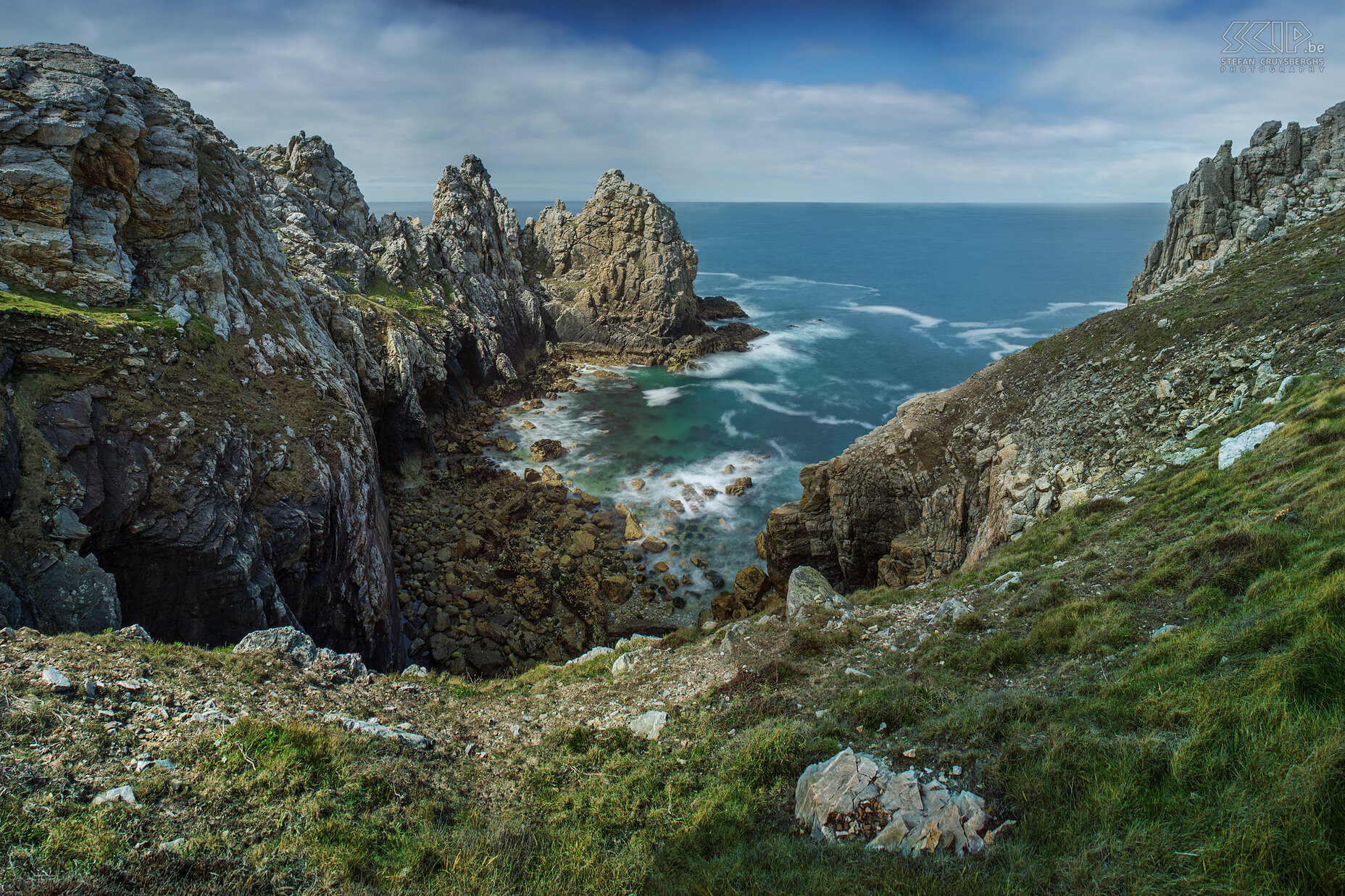 Crozon - Pen-Hir The pointe de Pen-Hir is the most westerly point of the Crozon peninsula in the Finistère department in Brittany, south-west of the village of Camaret-sur-Mer. In Breton language 'pen' means 'summit' or 'end' and 'hir' means 'long' (like in menhir=long stone).   Stefan Cruysberghs